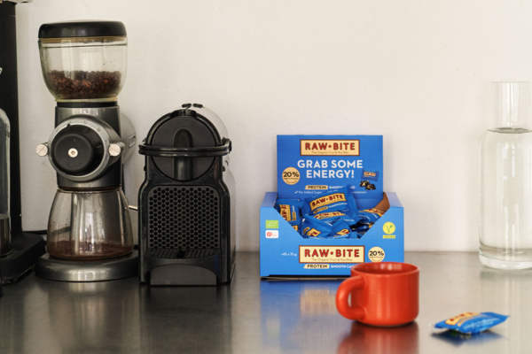 RAWBITE Protein Smooth Cacao Office Box mit Kaffee