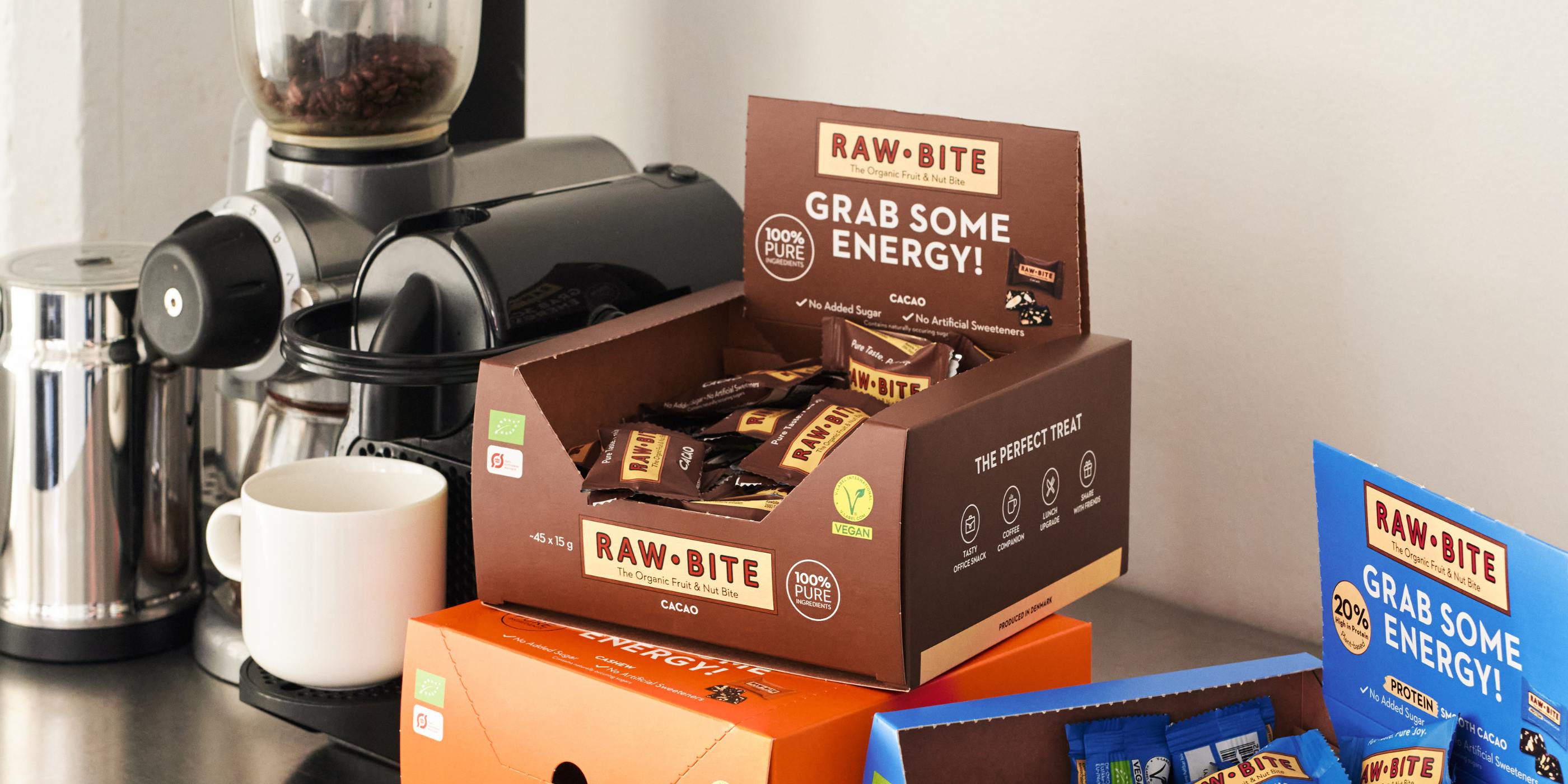 RAWBITE Office Box Cacao bei der Kaffeemaschine