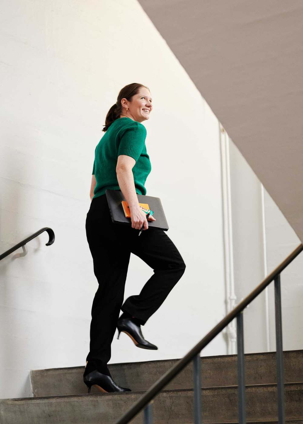 Frau geht die Treppe hoch mit RAWBITE