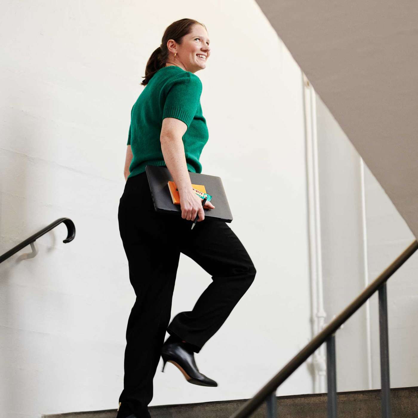 Frau geht die Treppe hoch mit RAWBITE